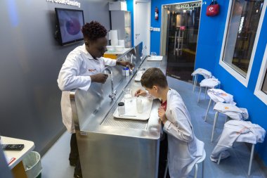 Kidzania - Dubai Alışveriş merkezinde çocuklar bölümü