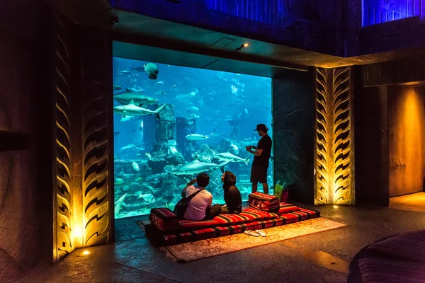 Grand aquarium à l'hôtel Atlantis à Dubaï — Photo