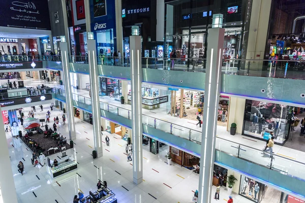 Shoppare i Dubai Mall, Förenade Arabemiraten — Stockfoto