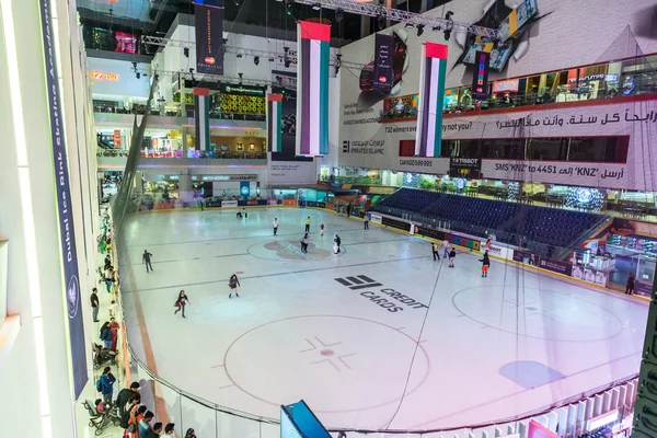 Pista de hielo en el Dubai Mall — Foto de Stock