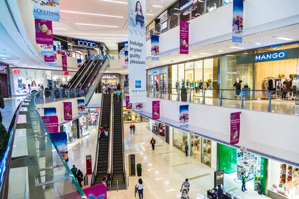 Shoppers in Dubai Marina Mall — Stock Photo, Image