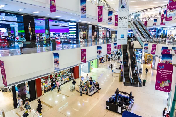 Shoppers in Dubai Marina Mall — Stock Photo, Image