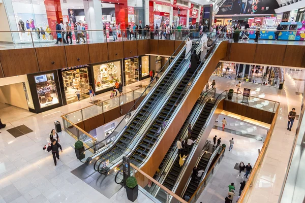 Shoppers in Dubai Mall, Verenigde Arabische Emiraten — Stockfoto