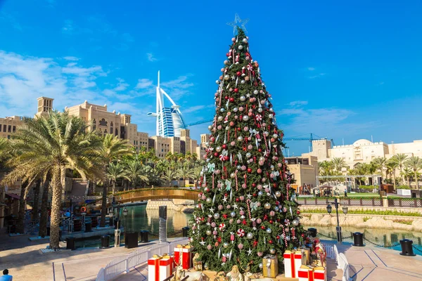 Burj Al Arab hotell og juletre – stockfoto