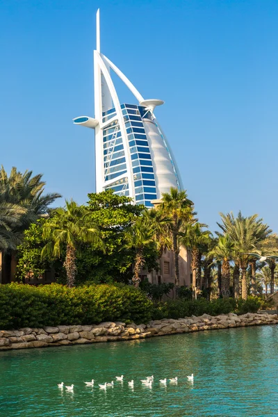 Отель Бурдж Аль-Араб и Мадинат Джумейра — стоковое фото