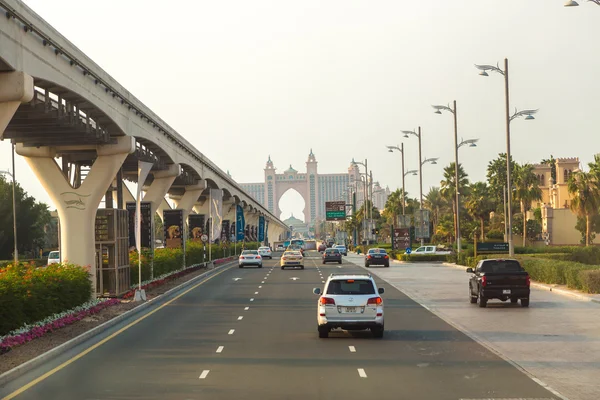 Atlantis hotel yolda trafik — Stok fotoğraf