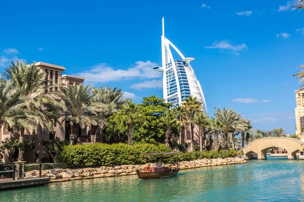 Burj al arab hotel und madinat jumeirah — Stockfoto