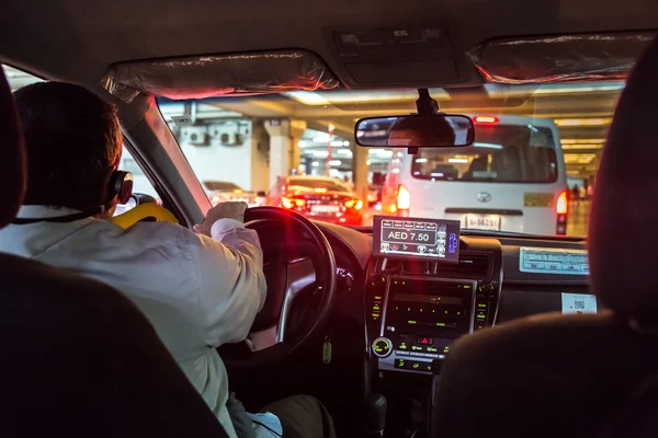 Taxifahrer transportiert Passagier in Dubai — Stockfoto