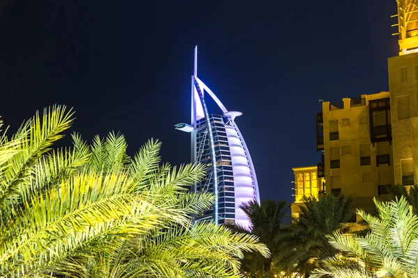 Burj Al Arab hotelli ja Madinat Jumeirah — kuvapankkivalokuva