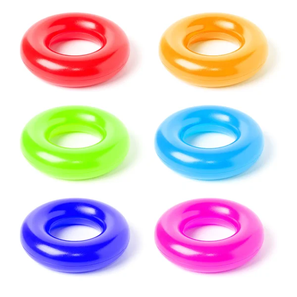 Conjunto de anillos de plástico coloridos aislados sobre fondo blanco . — Foto de Stock