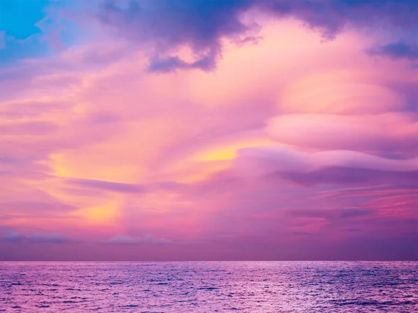 Ungewöhnliche rosa Wolken über dem Meer. — Stockfoto