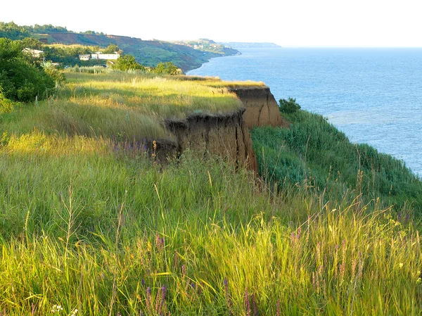 Pueblo en la pintoresca orilla del mar — Foto de Stock