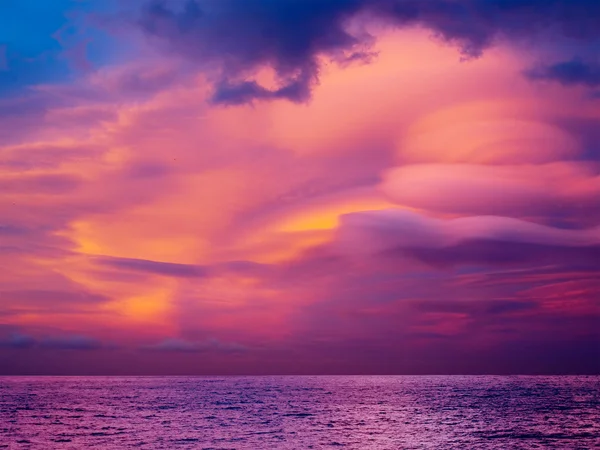Ciel spectaculaire au-dessus de la mer — Photo