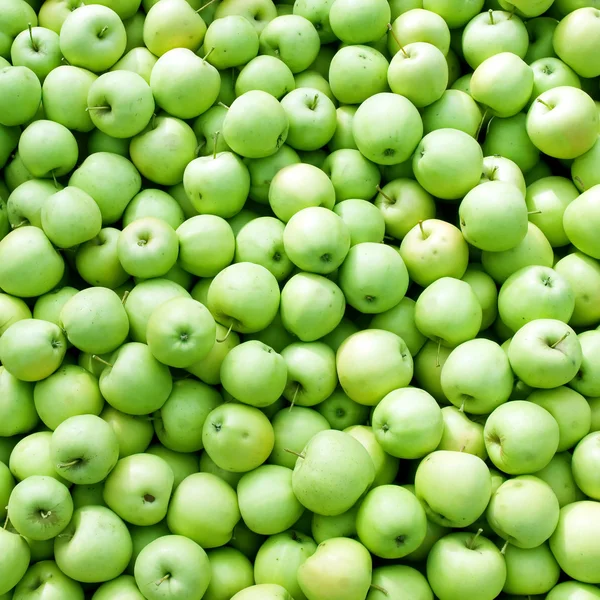 Grüne Äpfel stapeln sich — Stockfoto