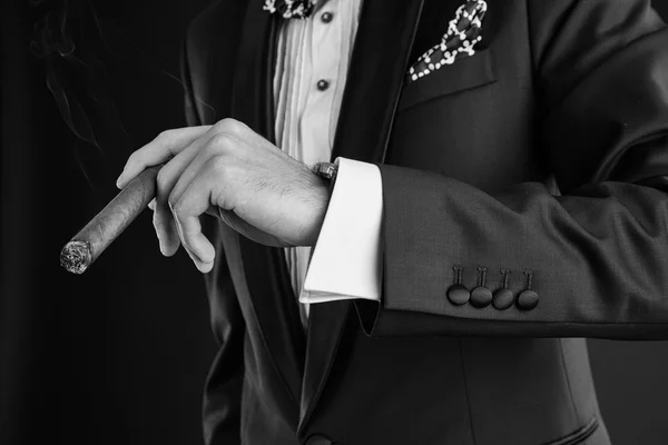 Man's hand with a cigar — Stock Photo, Image