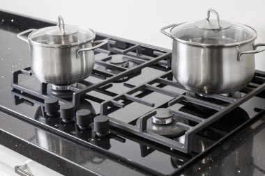 Bir gaz sobası iki tencere