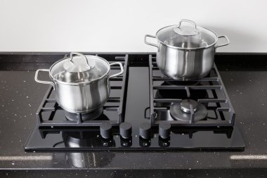 Bir gaz sobası iki tencere