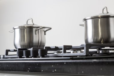 Bir gaz sobası iki tencere