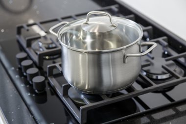 bir gaz ocakta pot