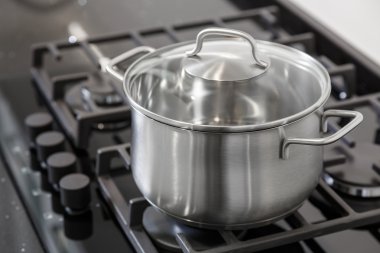 bir gaz ocakta pot
