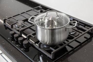 bir gaz ocakta pot