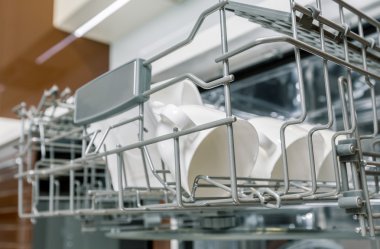 Bulaşıkları bulaşık makinesi