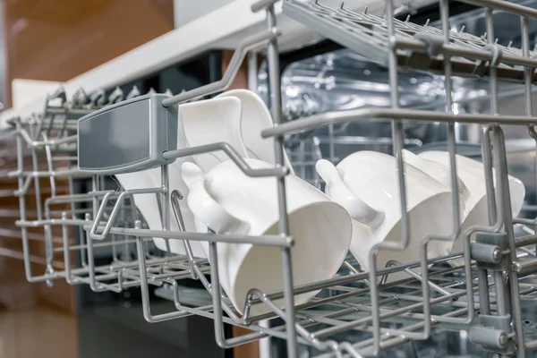 Pratos em máquina de lavar louça — Fotografia de Stock