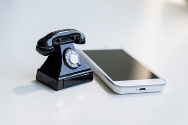 Smartphone ve retro telefon