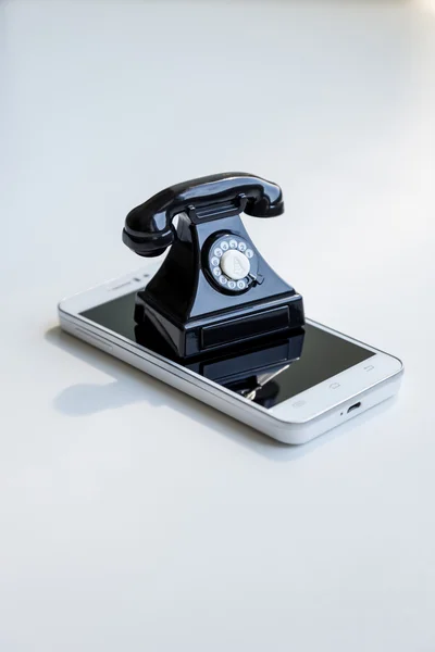 Смартфон и ретро телефон — стоковое фото