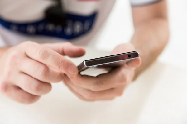 Smartphone em mãos de homem — Fotografia de Stock