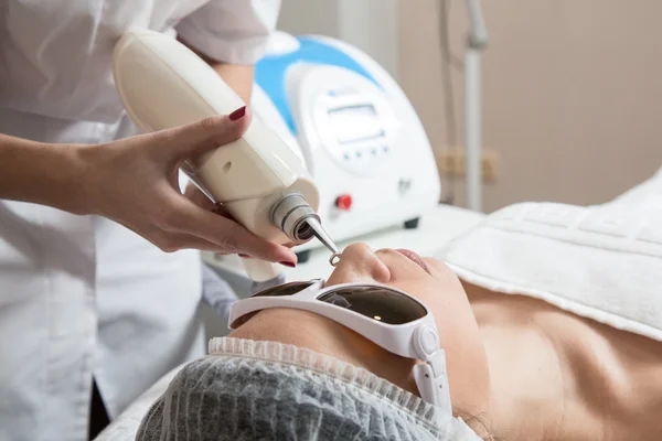 Face laser treatment in a beauty studio — Stock Photo, Image