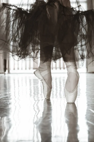 Bailarina em dedos dos pés em pointes — Fotografia de Stock