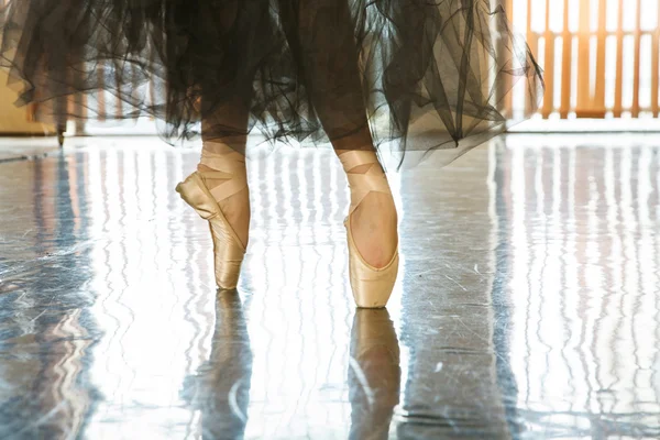 Bailarina em dedos dos pés em pointes — Fotografia de Stock