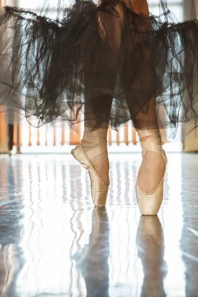 Bailarina em dedos dos pés em pointes — Fotografia de Stock