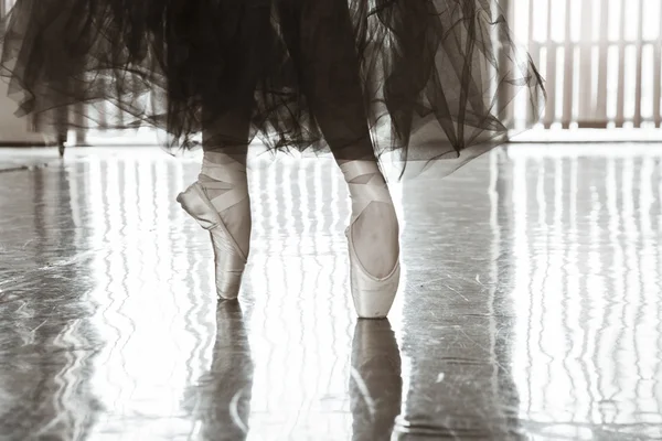 Bailarina em dedos dos pés em pointes Imagem De Stock