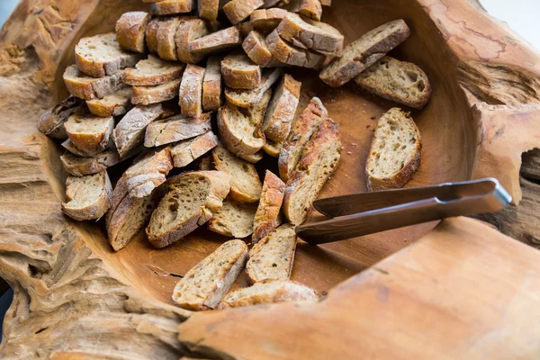 Sneetjes brood in de kom — Stockfoto