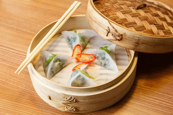 Dim toplamları Asya restoran ıspanak ve soya peyniri beyaz peynir ile