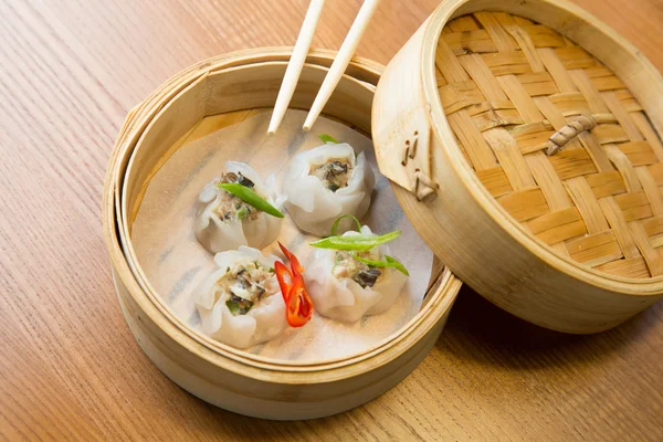 Dim somas com carne de porco e cogumelos no restaurante asiático — Fotografia de Stock