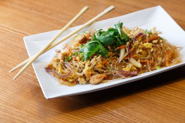 Asya restoran tavuk ile cam erişte