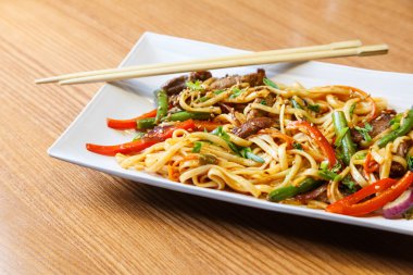 Udon erişte koymak Asya restoran sığır ile