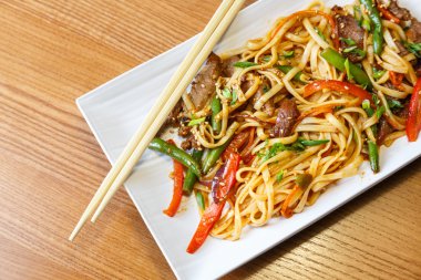 Udon erişte koymak Asya restoran sığır ile
