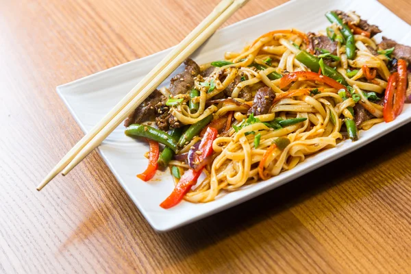 Udon-Nudeln mit Rindfleisch im asiatischen Restaurant — Stockfoto