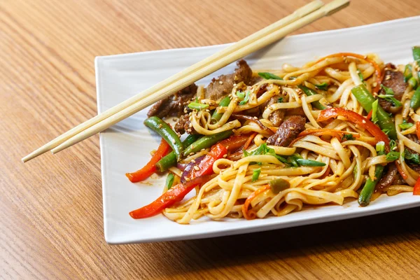 Udon nudlar med biff i asiatisk restaurang — Stockfoto