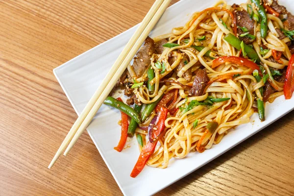 Nouilles Udon avec du bœuf dans un restaurant asiatique — Photo