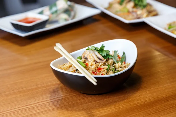 Soya peyniri ve sebze ile Asya pirinç