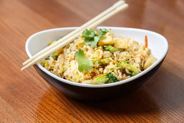 Arroz asiático con tofu y verduras — Foto de Stock