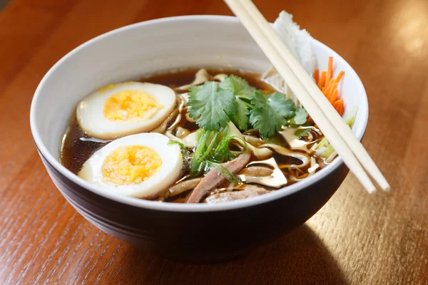 アジアのレストランでラーメン スープ — ストック写真