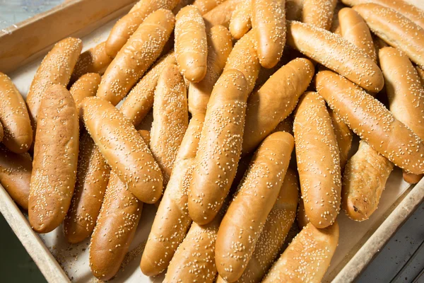 新鲜烤芝麻小法式长棍面包 — 图库照片