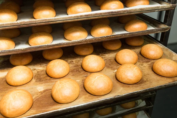 Einfach heiße kleine süße Brötchen gebacken Stockbild