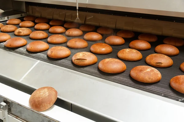 Heet gebakken brood loafs uit de oven — Stockfoto